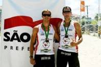A dupla joinvilense Bruno e Magrão conquistou outro excelente resultado no Circuito Catarinense de Vôlei de Praia, ao faturar a terceira colocação na etapa que aconteceu neste final de semana, em São José. - Fotografo: Divulgação/FELEJ - Data: 19/03/2012