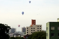 O 3º Festival de Balonismo de Joinville trará muita emoção para o céu de Joinville neste final de semana. Desta sexta a domingo (7 a 9/12), 15 balões circularão pela cidade com suas picapes de apoio - Fotografo: Kátia Nascimento - Data: 07/12/2012