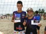 Matheus Schumacher (E) e Dudu Dias, dupla de futevôlei de Joinville - Fotografo: Divulgação - Data: 13/03/2015