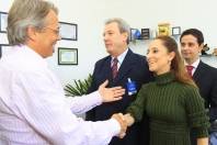 O prefeito Carlito Merss cumprimenta a bailarina Ana Botafogo momentos antes dela receber o título de Cidadã Honorária de Joinville - Fotografo: Mauro Artur Schlieck - Data: 08/11/2011