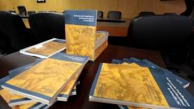 Livro "Um Retrato dos Trabalhadores de Material Reciclável de Joinville/SC" - Fotografo: Rogerio da Silva - Data: 06/10/2015