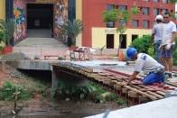 A construção da Passarela Charlot sobre o Rio Cachoeira, em frente ao Centreventos, segue na reta final. A entrega da obra será no dia 8 de março, às 10h, e faz parte da programação oficial dos 161 anos de Joinville. - Fotografo: Ruy Ferrari/SEINFRA - Data: 27/02/2012