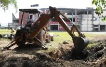 Colocação de tubulações no pátio da Arena Joinville==Nova Drenagem. - Fotografo: Phelippe José da Silva - Data: 13/11/2014
