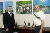 Prefeito Udo Döhler recebe o artista plástico Armando Sell e dá início a exposição de obras de artisitas joinvillenses nos gabinetes do prefeito e vice - Fotografo: Jaksson Zanco - Data: 25/03/2013