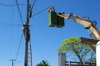 A modernização do serviço de iluminação pública prossegue em vários bairros de Joinville. As luminárias de vapor de sódio que foram substituídas pelas de luz branca estão sendo reaproveitadas em outras 29 ruas e avenidas, como recebeu a Estrada da Ilha em Pirabeiraba nesta semana. - Fotografo: Ruy Ferrari / Seinfra - Data: 20/09/2012