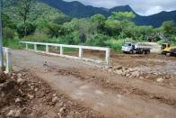 Uma escavadeira hidráulica e dois caminhões caçamba foram utilizados pela Secretaria Regional da Vila Nova para restabelecer o acesso de veículos, moradores da Estrada do Salto 1, na manhã desta quarta-feira, 13, na área rural do bairro Vila Nova, em Joinville.  - Fotografo: Ruy Ferrari - Data: 14/11/2012