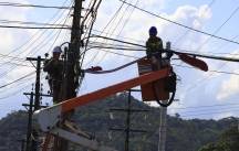 O serviço de manutenção e ampliação da iluminação pública em Joinville continua trabalhando nos bairros, realizando troca de lâmpadas e a implantação de novos bicos de luz.  As melhorias estão chegando no bairro Vila Nova. - Fotografo: Mauro Artur Schlieck - Arquivo SECOM - Data: 25/10/2012