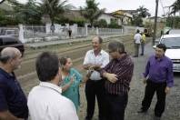 O prefeito de Joinville, Carlito Merss, esteve na manhã desta terça-feira (24/4) na região de cobertura da Secretaria Regional do Fátima. No bairro João Costa conversou com os moradores e acompanhou o patrolamento da rua Wenceslau Raboch, via bastante movimentada. - Fotografo: Mauro Artur Schlieck - Data: 24/04/2012