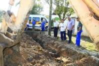 O prefeito em exercício de Joinville, Ingo Butzke, visitou na manhã desta sexta-feira (20/1) a região de cobertura da Secretaria Regional do Vila Nova. Na foto trabalho de drenagem na rua  Madalena Tagliaferri. - Fotografo: Mauro Artur Schlieck - Data: 20/01/2012