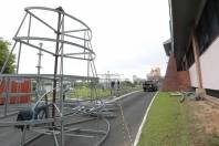 Montagem da árvore de natal em frente ao prédio da Prefeitura Municipal - Fotografo: Rogerio da Silva - Data: 21/11/2014
