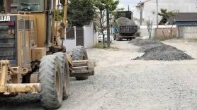 Subprefeitura Oeste realiza ensaibramento e patrolamento na rua Maria Santa Corrêa no Vila Nova - Fotografo: Rogerio da Silva - Data: 07/10/2014