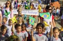 A Semana da Pátria reserva dez desfiles em diferentes bairros de Joinville. Na tarde desta quarta-feira (5/9) o evento aconteceu no Vila Nova. Na foto alunos do CEI Sigelfrid Poppo. - Fotografo: Mauro Artur Schlieck - Data: 05/09/2012