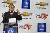 O prefeito Carlito Merss assina nesta quinta-feira (23/02), em Florianópolis, o protocolo de intenções que oficializa a decisão da montadora General Motors (GM) no Brasil de construir em Joinville sua nova fábrica de câmbio e transmissão. - Fotografo: Mauro Artur Schlieck - Arquivo SECOM - Data: 22/02/2012