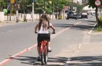 Joinville avança no Plano Cicloviário  Mais três frentes de trabalho vão elevar para 112 quilômetros a rede de ciclovias e ciclofaixas de Joinville. Hoje, a cidade está em terceiro lugar no ranking das cidades com maior quilometragem de faixas excluvias para bicicletas com 101 km. - Fotografo: Mauro Artur Schlieck - Arquivo SECOM - Data: 18/09/2012