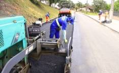 A Prefeitura de Joinville, por meio da Unidade de Pavimentação, da Secretaria de Infraestrutura, trabalhou neste sábado (25/8) no recape da rua Independência, bairro Atiradores. - Fotografo: Mauro Artur Schlieck - Data: 25/08/2012