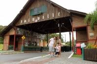 Turistas elogiam Joinville. Na foto família do Rio de Janeiro (Matheus, Camila e Augusto) - Fotografo: Divulgação/Fundação Turística - Data: 21/01/2015