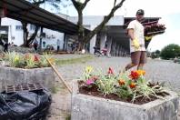 Ittran reliza manutenção dos canteiros de flores na rodoviária de Joinville - Fotografo: Rogerio da Silva - Data: 09/10/2013