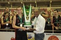 Alexi Patrício da equipe Sub 17 de Joinville recebe troféu de campeão estadual das maõs de Kelvin Nunes Soares da  ABJ. - Fotografo: Phelippe José da Silva - Data: 09/10/2014