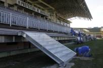 Colocação das escadas de fuga e gradeamentos(guarda corpo) nas obras de ampliação da Arena Joinville - Fotografo: Phelippe José - Data: 14/09/2015