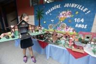 Escola Karin Barkemeyer, do Vila Nova, faz maquetes sobre aniversário de Joinville - Fotografo: Rogerio da Silva - Data: 06/03/2015