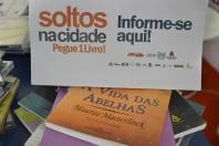 Você já se deparou com livros em algum lugar inusitado de Joinville? Sejam estabelecimentos comerciais, praças ou paradas de ônibus, eles estão “soltos na cidade”. O projeto desenvolvido pela Biblioteca Pública já apresenta resultados e está presente na 9ª Feira do Livro. - Fotografo: Emanuelle Carvalho - Data: 17/04/2012