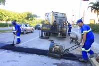 A Prefeitura de Joinville, por intermédio da Seinfra, estará com cinco equipes de tapa-buracos (manutenção de asfalto) trabalhando em diferentes regiões da cidade. Na foto equipe trabalhando em frente ao Centreventos. - Fotografo: Mauro Artur Schlieck - Data: 25/06/2012