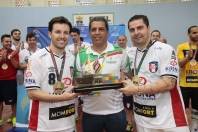 Leco e Vande atletas do futsal de Joinville recebendo das maõs do representante da Fesporte o troféu de campeão do 54º  Jasc em Itajaí. - Fotografo: Phelippe José da Silva - Data: 20/11/2014