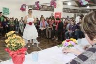 Cerca de 120 pessoas participaram no Encontro da Mulher Rural, nesta sexta-feira (20/7), na Sociedade Rio da Prata. No conurso de trajes artesanais, o primeiro lugar ficou com o vestido de noiva com mais de 500 fuxicos, do grupo de mulheres Cantinho da Serra  - Fotografo: Agobar Gonçalves Filho - Data: 20/07/2012