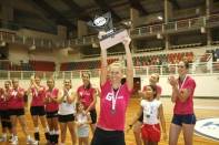 Atleta Nina Soares vibrando com o título  de vice-campeã citadina de voleibol de Joinville. - Fotografo: Phelippe José - Data: 03/12/2013