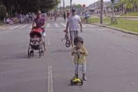 Felej reinicia Joinville Movimento na Avenida Hermann August Lepper = Famílias curtindo o domingo com seus filhos. - Fotografo: Phelippe José - Data: 01/03/2015