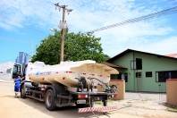 Águas de Joinville usa caminhões pipas para atender residências que ainda estão sem água devido ao problemas das chuvas - Fotografo:  Caroline Farias/Secom - Data: 14/01/2015