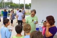 O prefeito de Joinville, Carlito Merss, visitou todo o parque antes da solenidade de inauguração. A comunidade aproveitou para agradecer pelo espaço de lazer - Fotografo: Mauro Artur Schlieck - Data: 06/11/2011