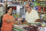 A Secretaria de Proteção Civil de Joinville realizou nesta sexta-feira (2/3), em conjunto com os voluntários do Nudec (Núcleo de Defesa Civil), a distribuição de cartilhas "Tábua de Marés 2012" na região central da cidade. - Fotografo: Kátia Nascimento - Data: 02/03/2012