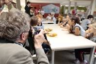 A qualidade da merenda escolar servida na rede municipal de Joinville foi prestigiada por uma comitiva de 25 pessoas ligadas à Organização das Nações Unidas para a Alimentação e Agricultura (FAO) - Fotografo: Rogerio da Silva - Data: 20/05/2014