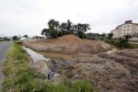 Seinfra realiza limpeza de vala na rua Aracajú - Fotografo: Rogerio da Silva - Data: 08/10/2014