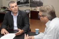 O prefeito de Joinville, Carlito Merss, foi classificado para a fase nacional do 7º Prêmio Prefeito Empreendedor, concedido pelo Sebrae. A notícia foi dada pelo coordenador Regional Norte do Sebrae/SC, Jaime Dias Júnior, durante encontro na Prefeitura na tarde desta quinta-feira (3/5). - Fotografo: Mauro Artur Schlieck - Data: 03/05/2012