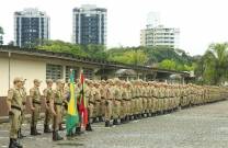 A solenidade alusiva aos 43º Anos da Polícia Militar de Santa Catarina em Joinville aconteceu na manhã desta quarta-feira (14/11).  - Fotografo: Kátia Nascimento - Data: 14/12/2011