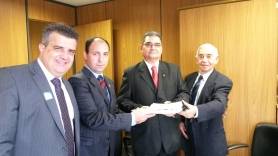 	Comitiva de Joinville entrega relatório do Conselho da Cidade ao Ministério. A partir da esquerda, Clailton Breis, José Luiz Teodoro,  Júlio César Ferreira Pereira e Lenin Peña. - Fotografo: Divulgação - Data: 20/11/2013