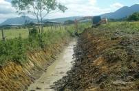 A Prefeitura de Joinville, por meio da Secretaria Distrital de Pirabeiraba está executando, em parceria com proprietários rurais, a manutenção de valas em diversos pontos de Pirabeiraba. Duas escavadeiras hidráulicas está sendo utilizadas para este fim.  - Fotografo: Secretaria Distrital de Pirabeiraba - Data: 21/03/2012