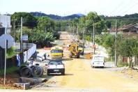A obra do Binário do Vila Nova, na Rua Leopoldo Beninca é uma parceria da Prefeitura de Joinville com o Governo do Estado e está em fase de abertura do novo trajeto e drenagem. - Fotografo: Kátia Nascimento - Data: 27/04/2012