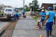 A Secretaria Distrital de Pirabeiraba continua trabalhando em parceria com a Conurb na construção da maior calçada de Joinville. Localizada na rua 15 de Outubro, na localidade do Rio Bonito, em Pirabeiraba - Fotografo: Ruy Ferrari/SEINFRA - Data: 16/02/2012