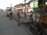 A Unidade de pavimentação da Seinfra está coordenando nesta semana o recape asfáltico de mais duas importantes vias de Joinville, no bairro Costa e Silva. No sábado (3/12) pela manhã máquinas e homens começaram a aplicar nova camada de asfalto na rua Otto Pfuetzenreuter. - Fotografo: Ruy Ferrari/SEINFRA - Data: 05/12/2011