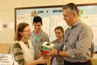Diretora Ivete, da Escola Municipal Prefeito Luiz Gomes (2º lugar na categoria D), recebe prêmio do presidente da Águas de Joinville, Roberto Carneiro. São câmeras fotográficas para os orientadores, TV 40”LED para a escola e passeio no Beto Carrero World para os alunos.  - Fotografo: Divulgação CAJ - Data: 08/11/2013