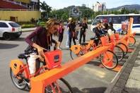 A Prefeitura de Joinville pretende implantar até o fim deste ano sistema de bicicletas de aluguel. Neste ano, empresa que opera no Rio de Janeiro e São Paulo trouxe seu sistema a Joinville durante os dias do Festival de Dança. - Fotografo: Mauro Artur Schlieck - Data: 15/10/2012