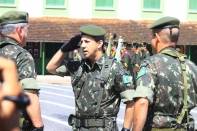 A Troca de Comando do 62 BI de Joinville aconteceu manhã desta quarta-feira (11/01) com a presença de toda a corporação. Quem assume é o Tenente-Coronel Ronaldo França Navarro (C). - Fotografo: Kátia Nascimento - Data: 11/01/2012