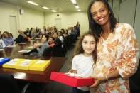 Na manhã dessa quarta-feira (09/04), os nove alunos do projeto Aluno Guia, premiados pelo concurso Todos Por um Trânsito Melhor, receberam um kit escolar e tomaram café com o Prefeito Carlito Merss. Ana Luiza Pacher da Escola Municipal Rudolfo Meyer  - Fotografo: Kátia Nascimento - Data: 09/05/2012