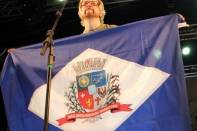 Durante o show do Grupo Nenhum de Nós na última quinta-feira (08/3), o vocalista da banda segurou a bandeira de Joinville em comemoração aos 161 Anos da cidade - Fotografo: Divulgação/CULTURA - Data: 13/03/2012