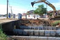 No final da avenida Miguel Alves Castanheira, próximo da esquina com rua Dilma Virgilina Garcia, no bairro Aventureiro, a Prefeitura de Joinville está trabalhando na construção de uma galeria dupla, no canal do Rio do Ferro. - Fotografo: Ruy Ferrari/SEINFRA - Data: 20/03/2012