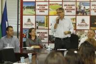 Imagens da assinatura da Lei que institui a Política Municipal de Fomento à Economia Solidária e Lei que dispõe sobre a Política, o Plano e a Segurança Alimentar e Nutricional em Joinville nesta segunda-feira (12/11) - Fotografo: Kátia Nascimento - Data: 12/11/2012