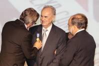 O prefeito Carlito Merss concedeu na noite desta quarta-feira (7/3) a Medalha do Mérito Princesa Dona Francisca ao Sr. Waldomiro Schützler, em reconhecimento a sua distinção e relevante contribuição para o desenvolvimento de Joinville. - Fotografo: Mauro Artur Schlieck - Data: 08/03/2012